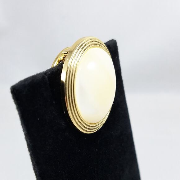 Vintage Western Germany Scarf Clip, Cream Art Glass, 1950s Jewelry - Picture 13 of 13